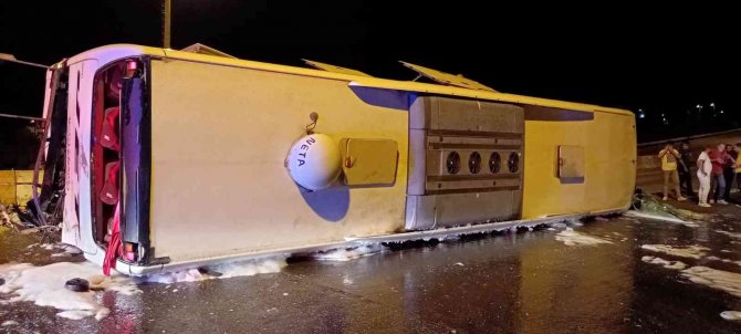 Hatay’da Yolcu Otobüsü Devrildi: 3 Ağır 40 Yaralı
