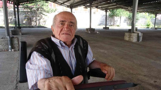 Pazarda Kadınların ‘Sebze’ Savaşı: Sebze Ve Meyveler Havada Uçuştu