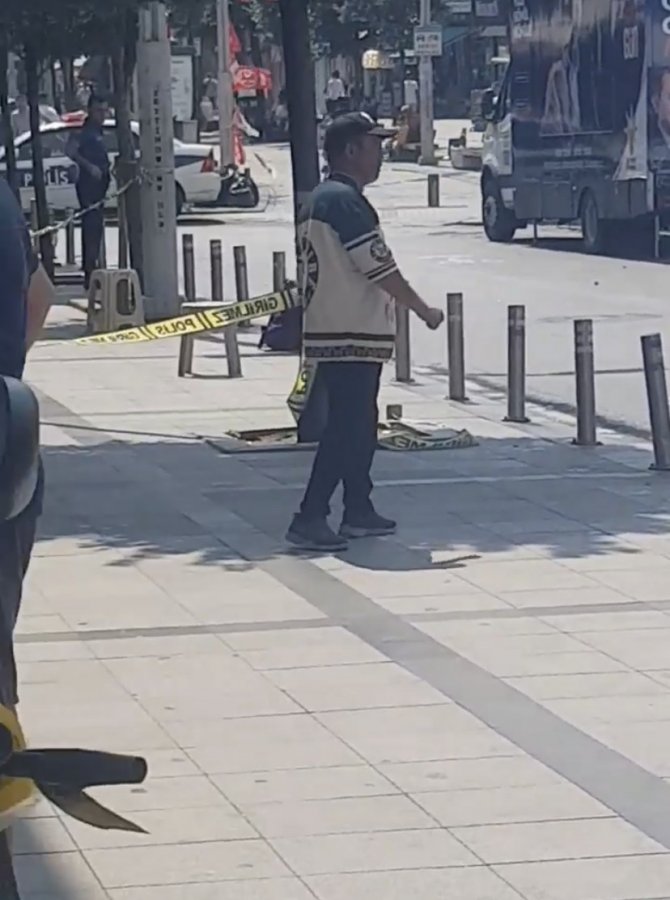 Zeytinburnu’nda Unutulan Çanta Polisi Alarma Geçirdi