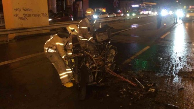 Kartal’da Kamyonete Arkadan Çarpan Motosiklet Alev Aldı: 2 Ölü