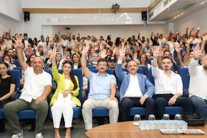 Ak Parti’ye Online Üye Olanlara Rozetleri Takıldı