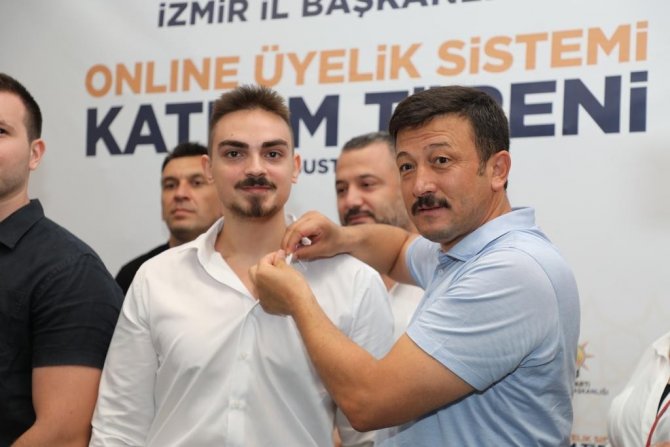 Ak Parti’ye Online Üye Olanlara Rozetleri Takıldı