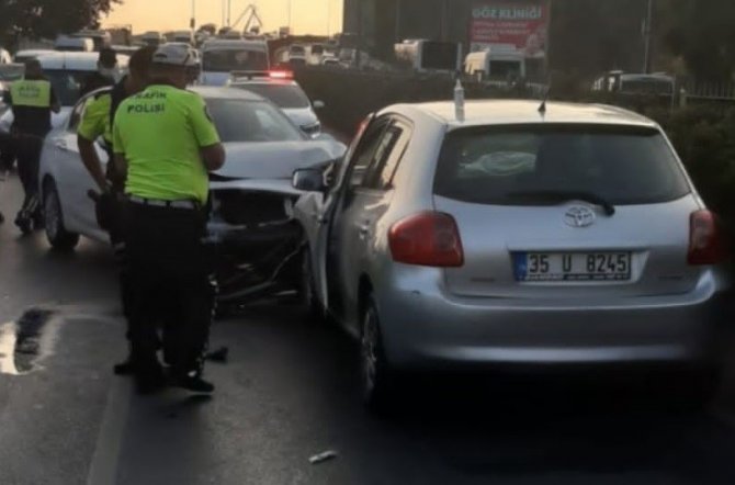 İ̇zmir’de Savcı Ve Kızlarının Yaralandığı Kaza Anı Kamerada
