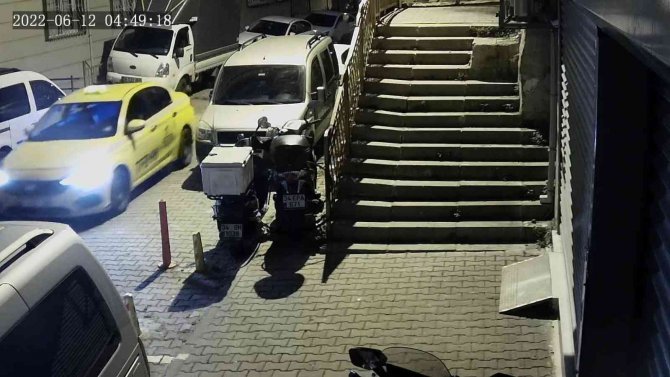 İ̇stanbul’da İlginç Hırsızlık Kamerada: Taksi İle Gelip Aracın Jant Kapağı Çaldı
