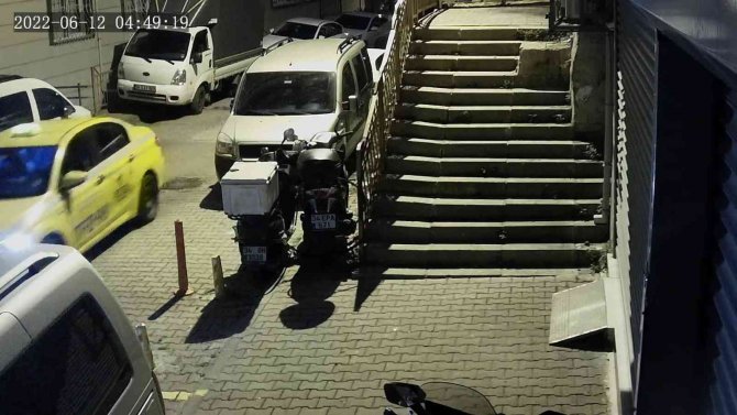 İ̇stanbul’da İlginç Hırsızlık Kamerada: Taksi İle Gelip Aracın Jant Kapağı Çaldı
