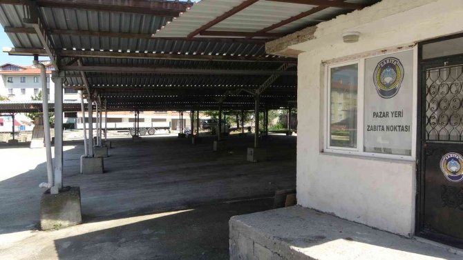 Pazarda Kadınların ‘Sebze’ Savaşı: Sebze Ve Meyveler Havada Uçuştu
