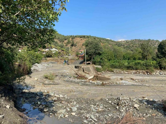 Sağanak Sebebiyle Köprü Yıkıldı, Köye Ulaşım Kapandı