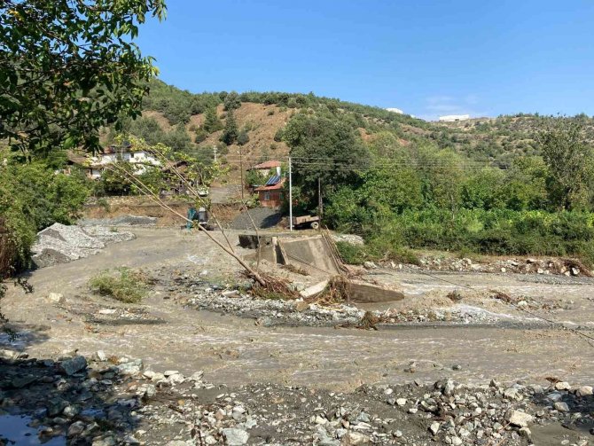 Sağanak Sebebiyle Köprü Yıkıldı, Köye Ulaşım Kapandı