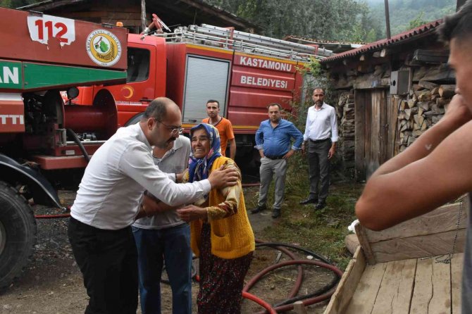 Tosya Gökceöz Köyünde Çıkan Yangında 10 Ev Kül Oldu