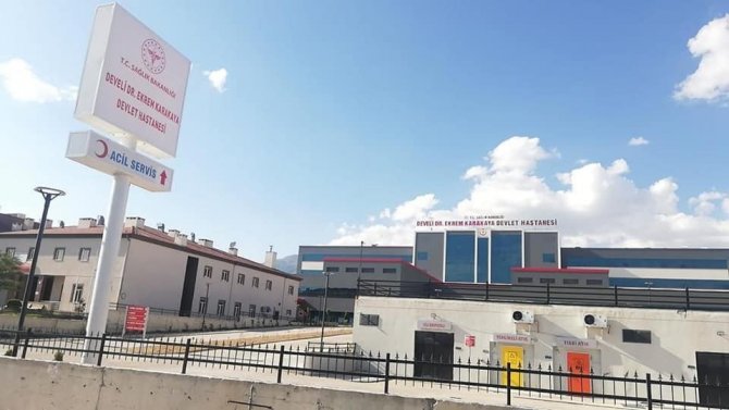 Develi’deki Dr. Ekrem Karakaya Devlet Hastanesi’nin Tabelaları Asıldı