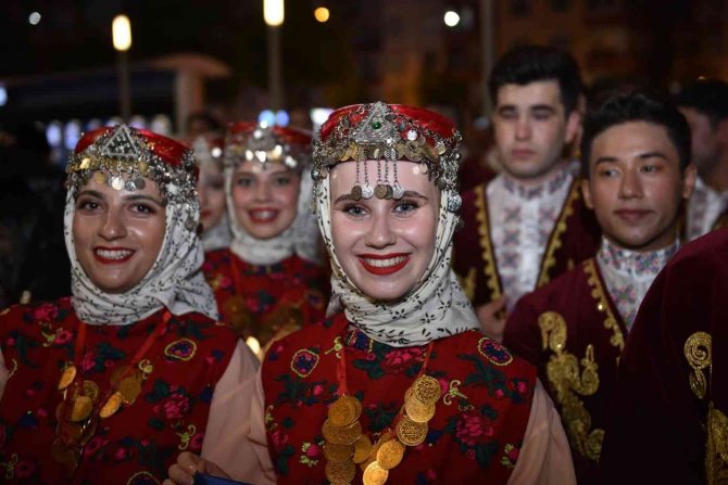 Dünya’nın Ve Türkiye’nin Renkleri Kepez’de Buluştu