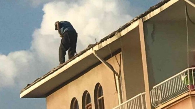 Güvenlik Önlemi Almadan Çatıya Çıktı, Canını Hiçe Saydı