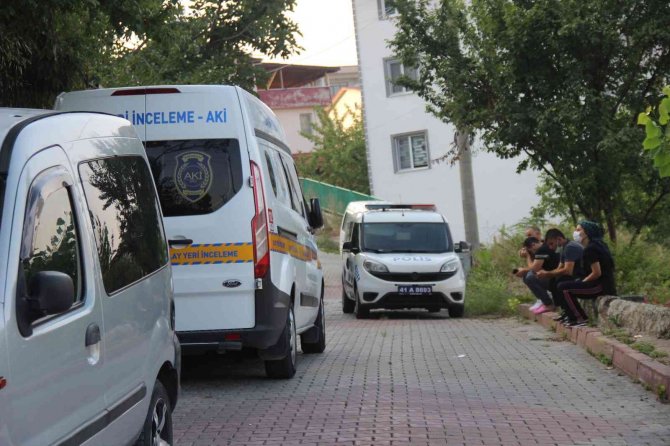 Evinin Bahçesinde Ölü Bulundu