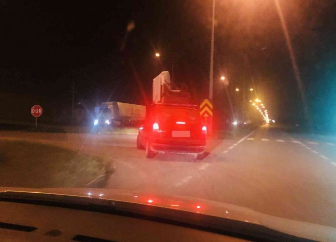 Hafif Ticari Aracın Üzerinde Taşınan Kanepe Görenleri Şaşırttı