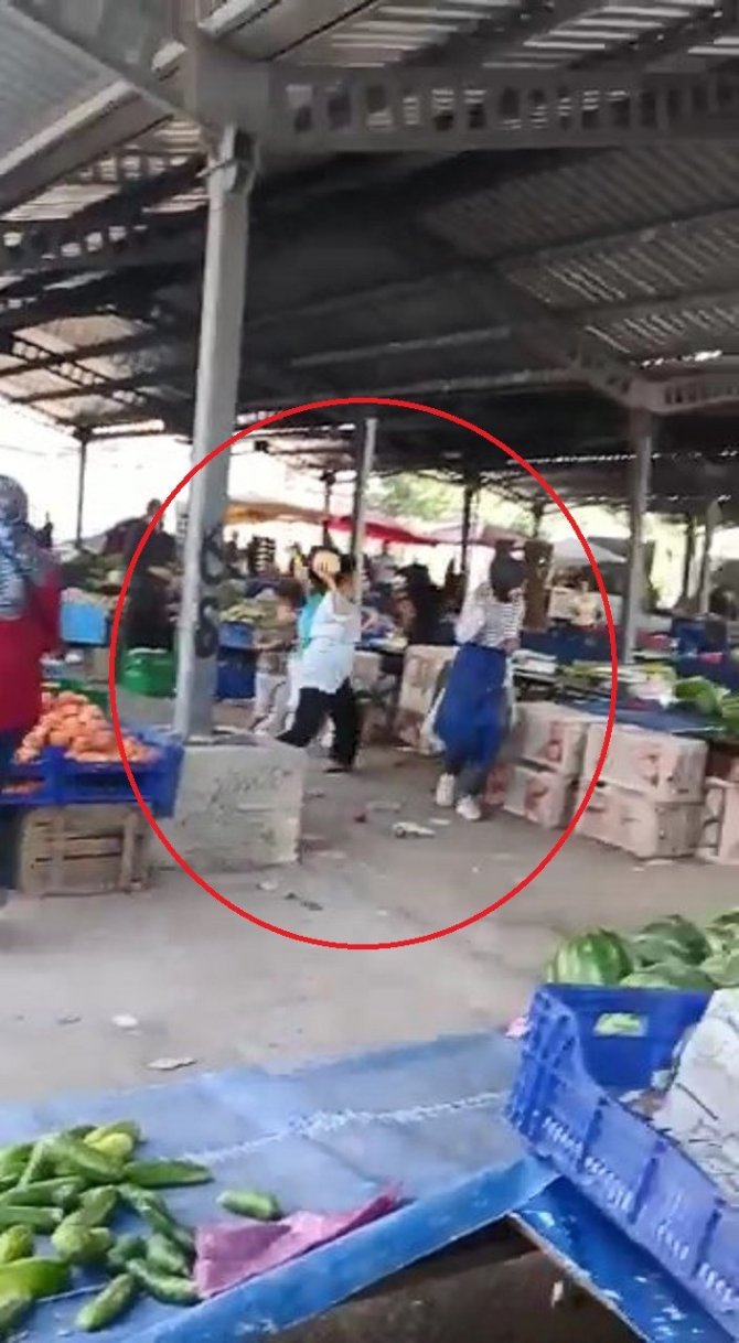 Pazarda Kadınların ‘Sebze’ Savaşı: Sebze Ve Meyveler Havada Uçuştu