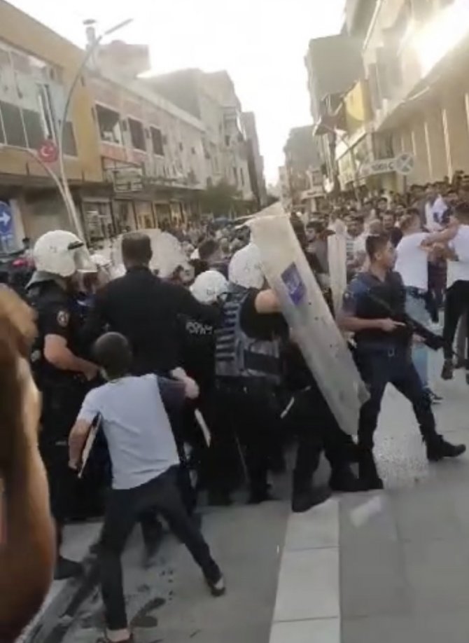 Silopi’de Taciz İddiası Ortalığı Savaş Alanına Çevirdi, Linç Girişimini Polis Önledi