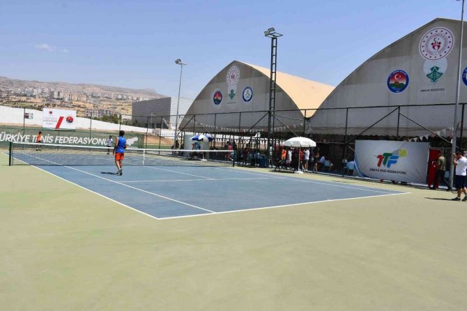 Şırnak’ta 400 Sporcunun Katıldığı Tenis Şampiyonası Başladı