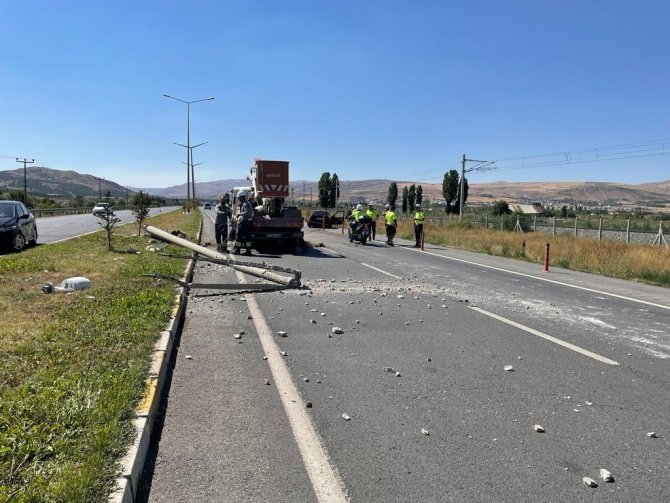 Kontrolden Çıktı Aydınlatma Direğine Çarptı