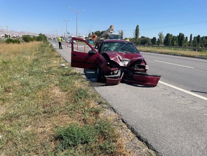 Kontrolden Çıktı Aydınlatma Direğine Çarptı