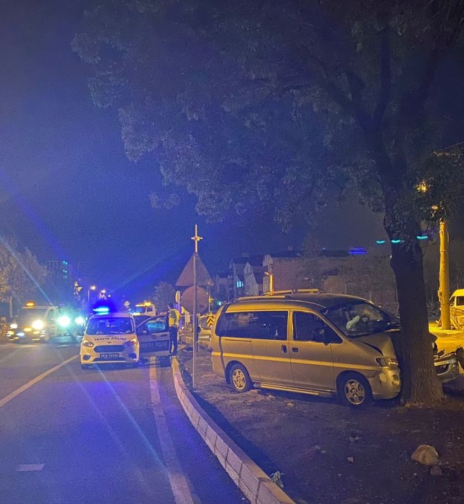 Ağaca Çarpan Ehliyetsiz Sürücü Yaralandı
