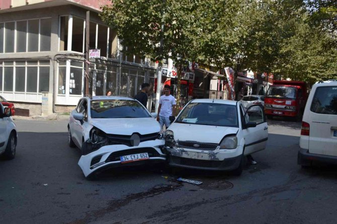 Tekirdağ’da Otomobil Sürücüsünün Yaralandığı Kaza Kamerada