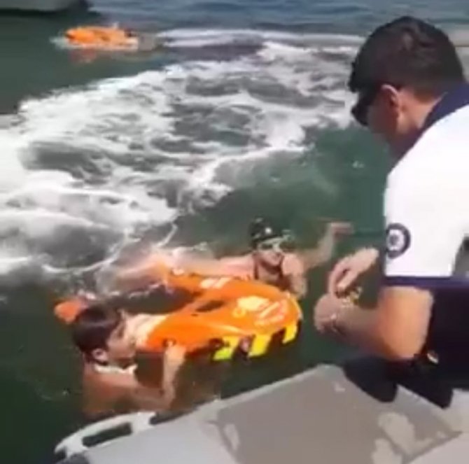 Polis, Van Gölü’nde Yüzemeyen 7 Kişiyi Kurtardı