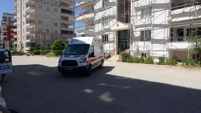 Perde Asarken 3.kattan Aşağıya Düştü