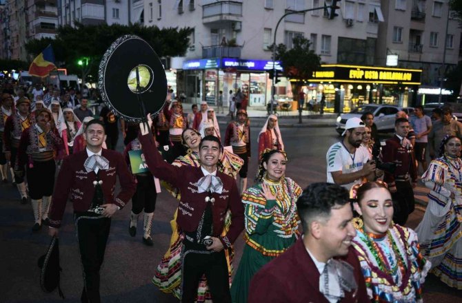 Dünya’nın Ve Türkiye’nin Renkleri Kepez’de Buluştu