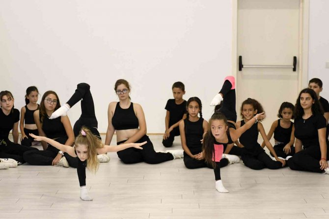 Salon Danslarına Meraklılar Bir Araya Geldi