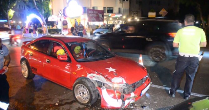 Refüjü Aşıp Karşı Şeride Daldı, İki Araca Çarparak Durabildi