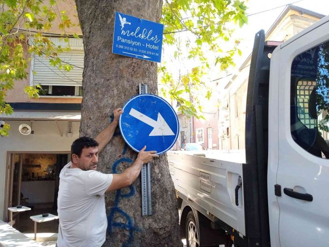 Ayvalık’ta İşaret Levhalarına Spreyli Bela