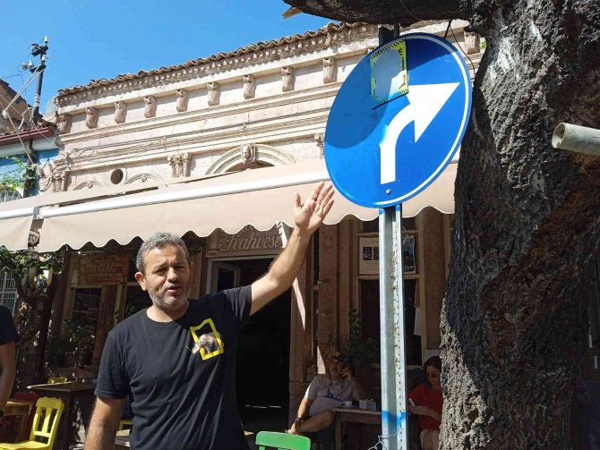 Ayvalık’ta İşaret Levhalarına Spreyli Bela