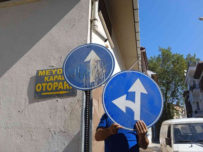 Ayvalık’ta İşaret Levhalarına Spreyli Bela