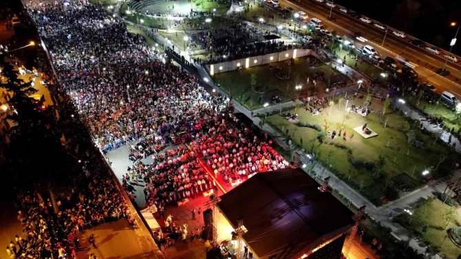 Ünlü Sanatçı Zara, Belen’de Düzenlenen Yayla Şenliklerinde Konser Verdi