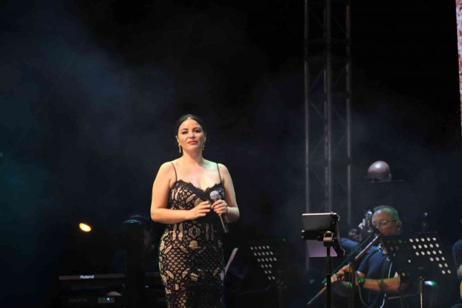 Ünlü Sanatçı Zara, Belen’de Düzenlenen Yayla Şenliklerinde Konser Verdi