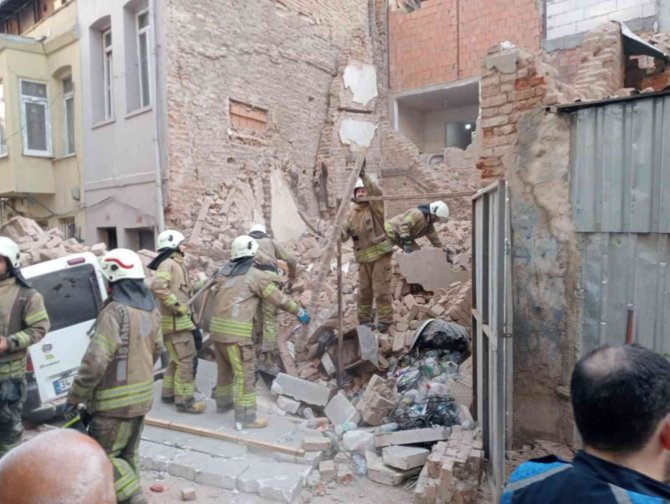 Beyoğlu’nda 4 Katlı Metruk Bina Çöktü