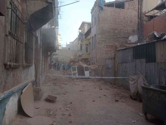 Beyoğlu’nda 4 Katlı Metruk Bina Çöktü