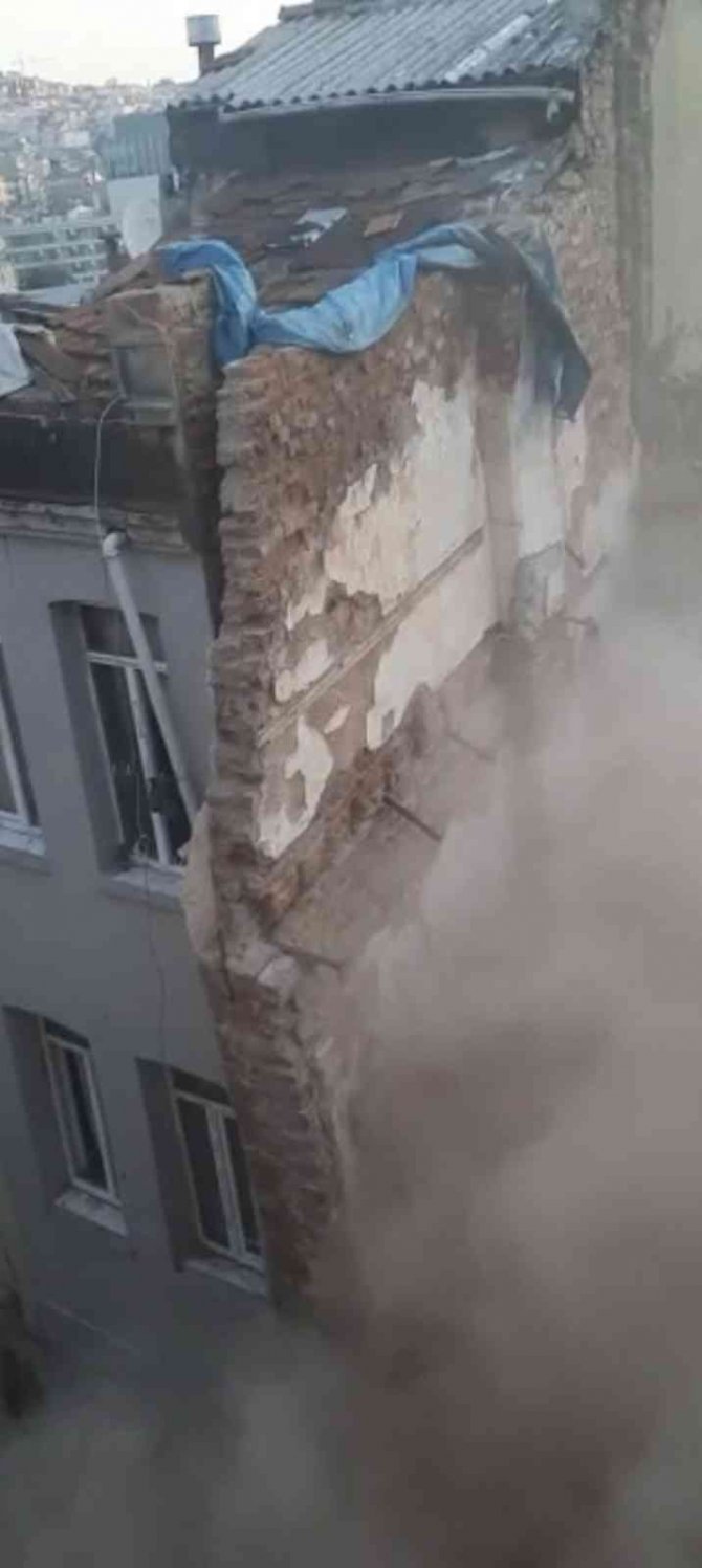 Beyoğlu’nda Metruk Bina Duvarının Çökme Anı Kamerada