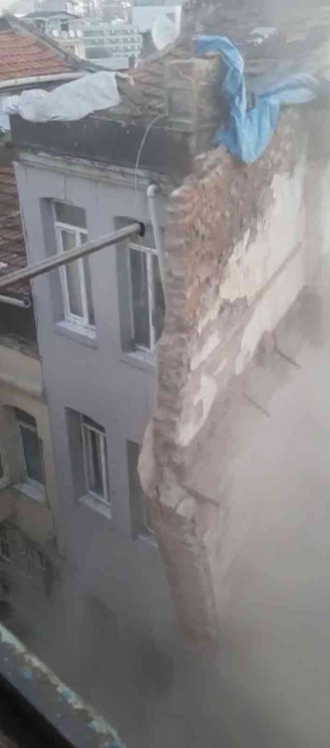 Beyoğlu’nda Metruk Bina Duvarının Çökme Anı Kamerada