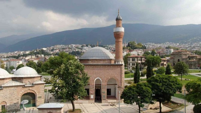 Hırsızlar Caminin Kurşunlarını Çaldı