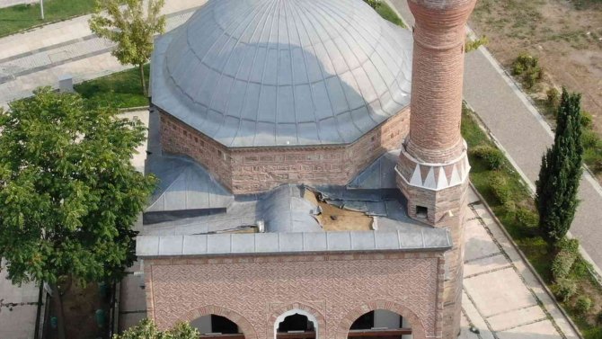Hırsızlar Caminin Kurşunlarını Çaldı