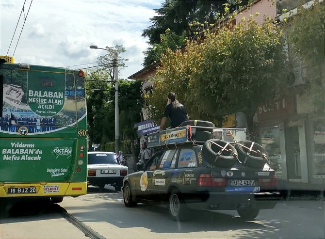 Otomobilin Üzerinde Şehir Yolcuğu Yaptı, Gören Bir Daha Baktı