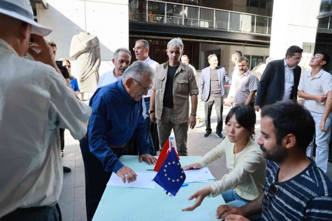 Başkan Büyükkılıç: "8 Alanda Kazı Çalışmalarına Destek Veriyoruz"