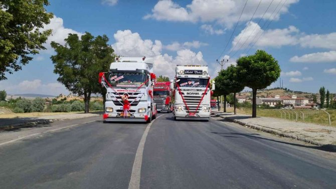 Ekmek Teknesi Tırını Gelin Arabası Yaptı, Düğün Konvoyunu Gören Şaşkınlığını Gizleyemedi