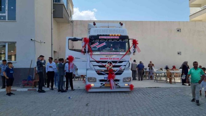 Ekmek Teknesi Tırını Gelin Arabası Yaptı, Düğün Konvoyunu Gören Şaşkınlığını Gizleyemedi