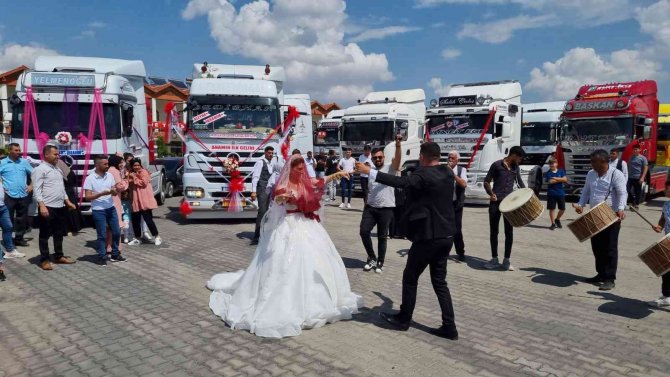 Ekmek Teknesi Tırını Gelin Arabası Yaptı, Düğün Konvoyunu Gören Şaşkınlığını Gizleyemedi