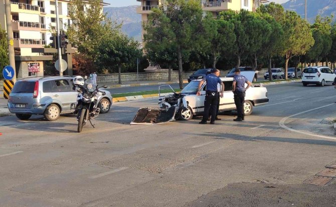 Sivil Polis Aracı Otomobille Çarpıştı: 1’i Ağır 8 Yaralı