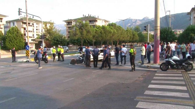 Sivil Polis Aracı Otomobille Çarpıştı: 1’i Ağır 8 Yaralı