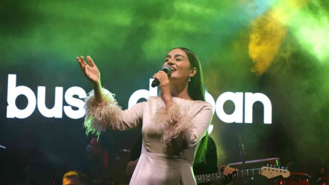 Elif Buse Doğan, Çameli Festivalinde Samsak Döveci Şarkısını Çocuklarla Söyledi