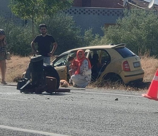 Elazığ’da Otomobil İle Çarpışan Traktör İkiye Bölündü: 2 Yaralı